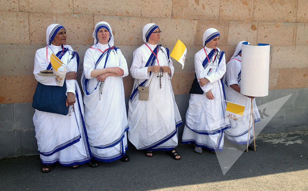 Монахини ждут прибытия Папы Римского Франциска I в аэропорту Звартноц