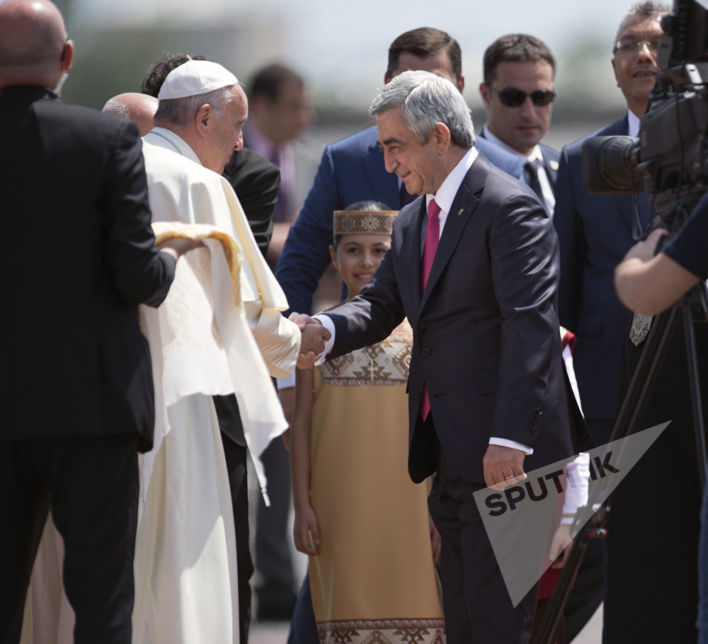 Папа Римский Франциск I прибыл в Армению. В аэропорту его встретил президент Армении Серж Саргсян